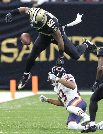 New Orleans Saints running back Mark Ingram (22) loses the ball momentarily while hurdling Chicago Bears cornerback Kyle Fuller (23) as wide receiver Tommy Lee Lewis (11) looks on during the second quarter at the Mercedes-Benz Superdome in New ...