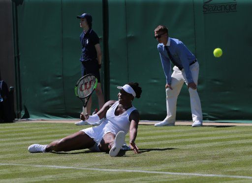American Venus Williams falls over in her match versus Sweden\