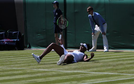 American Venus Williams falls over in her match against Sweden\
