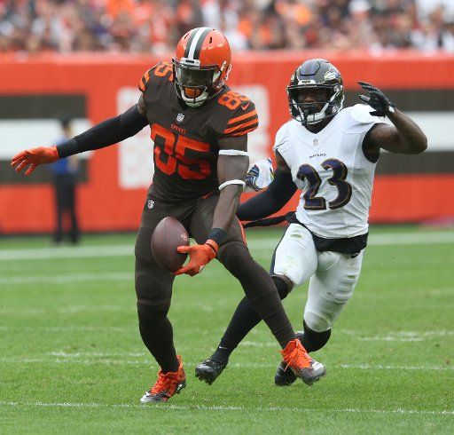 Cleveland Browns David Njoku drops a pass in front of Baltimore Ravens defender Tony Jefferson the first half at First Energy Stadium in Cleveland, Ohio October 7, 2018. Photo by Aaron Josefczyk\/