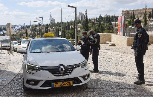 Israeli police check cars at the entrance to the Old City of Jerusalem during the third week of a COVID-19 lockdown on Sunday, October 4, 2020. Photo by Debbie Hill