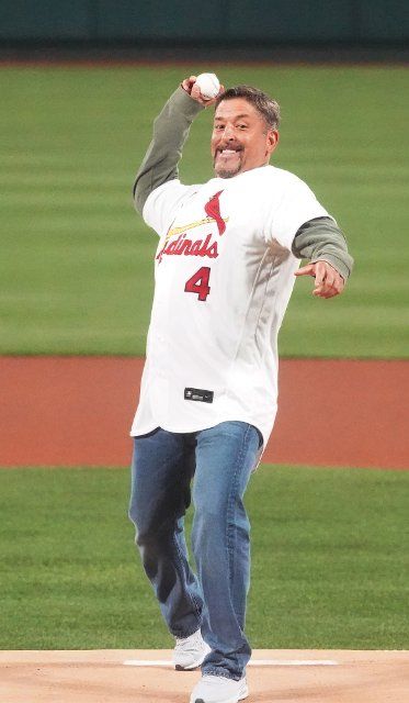 Former St. Louis Cardinals second baseman Fernando Vina throws a ceremonial first pitch before the Chicago Cubs-St. Louis Cardinals baseball game at Busch Stadium in St. Louis on Friday, October 1, 2021. Photo by Bill Greenblatt