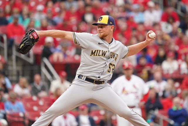 Milwaukee Brewers starting pitcher Eric Lauer delivers a pitch to the St. Louis Cardinals in the first inning at Busch Stadium in St. Louis on Thursday, May 26, 2022. Photo by Bill Greenblatt