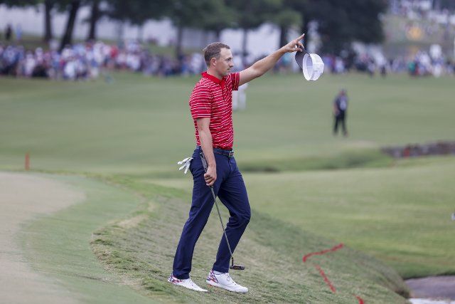 Jordan Spieth acknowledges the fans as he wins his match in the President\