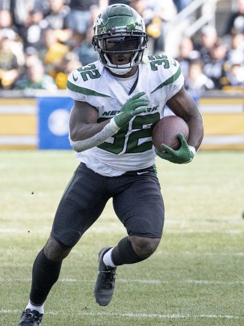 New York Jets running back Michael Carter (32) makes a catch and gains 11 yards late in the fourth quarter of the Jet 24-20 win at Acrisure Stadium on Sunday, October 2, 2022 in Pittsburgh. Photo by Archie Carpenter