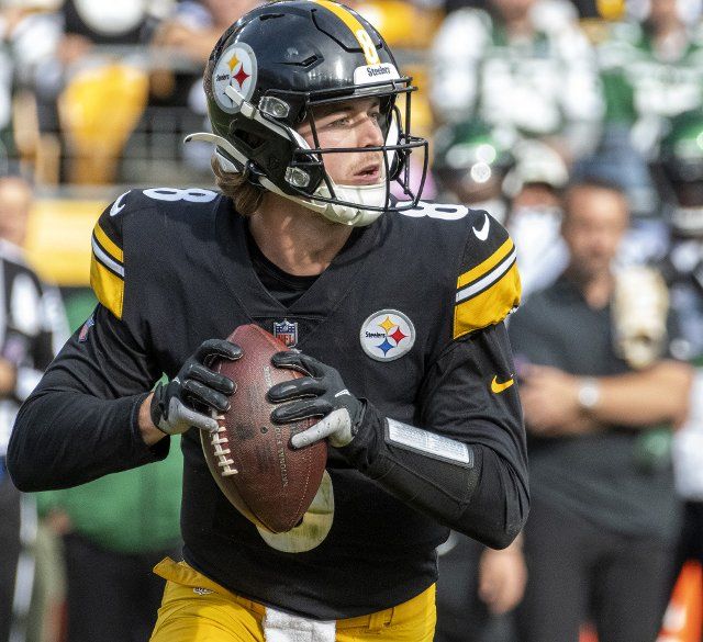 Pittsburgh Steelers quarterback Kenny Pickett (8) runs to the right during the fourth quarter of the New York Jets 24-20 win at Acrisure Stadium on Sunday, October 2, 2022 in Pittsburgh Photo by Archie Carpenter