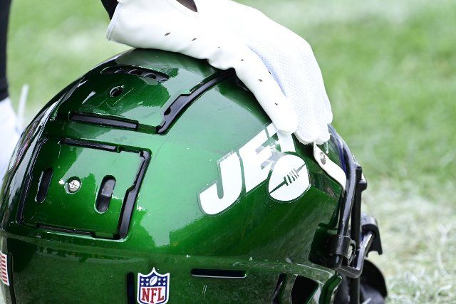 New York Jets player rests on his helmet before the start of the Jets 24-20 win against the Pittsburgh Steelers at Acrisure Stadium on Sunday, October 2, 2022 in Pittsburgh Photo by Archie Carpenter
