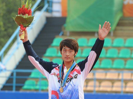 (101117) -- GUANGZHOU Nov. 17 2010 (Xinhua) -- Lee Yohan of South Korea waves to spectators during the awarding ceremony for the men\