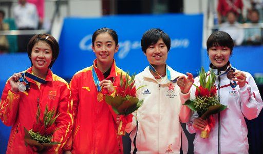 (101120) -- GUANGZHOU Nov. 20 2010 (Xinhua) -- (From L to R) Silver medalist China\