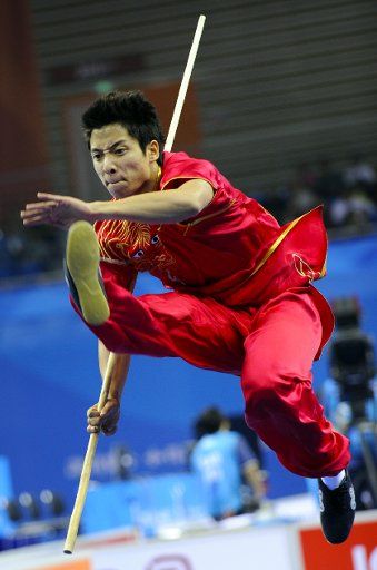 (101114) -- GUANGZHOU Nov. 14 2010 (Xinhua) -- Manh Quyen Nguyen of Vietnam competes during the men\