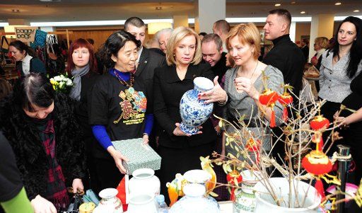 (101128) -- RIGA Nov. 28 2010 (Xinhua) -- Lilita Zatlers (C Front) wife of Latvian President Vladis Zatlers looks at a piece of porcelain at China\