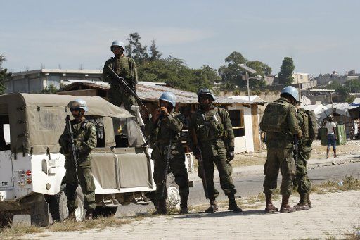 (101129) -- PORT-AU-PRINCE Nov. 29 2010 (Xinhua) -- U.N. peacekeepers stand in the lookout in Port-au-Prince Haiti\