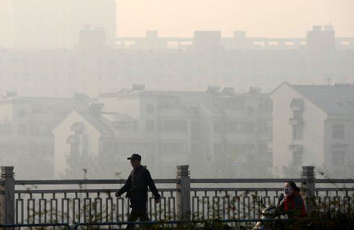 (101129) -- WUXI Nov. 29 2010 (Xinhua) -- Citizens walk in smog in Wuxi east China\