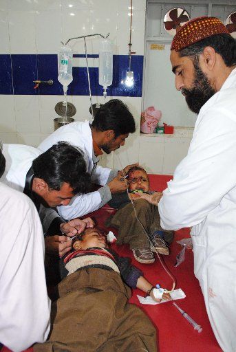 (101121) -- QUETTA Nov. 21 2010 (Xinhua) -- Children injured in a traffic accident is treated at a hospital in southwest Pakistan\