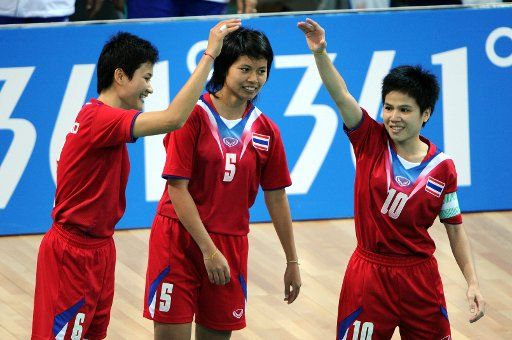 (101124) -- GUANGZHOU Nov. 24 2010 (Xinhua) -- Players of Thailand celebrate after winning the match of the Women\