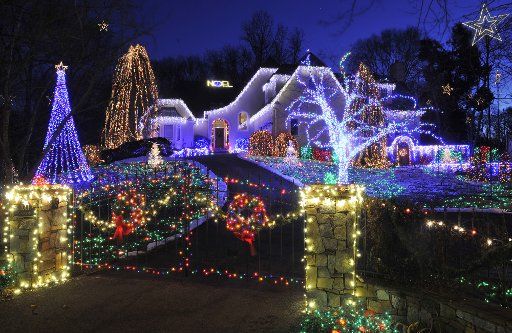(101224) -- WASHINGTON D.C. Dec. 24 2010 (Xinhua) -- The house and yard of the 1601 on Collingwood Road is lighted in Alexandria Virginia some 20 kilometers outside Washington D.C. capital of the United States Dec. 23 2010. Owner of the ...