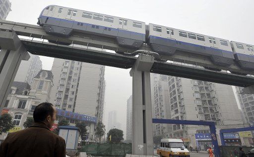 (101228) -- CHONGQING Dec. 28 2010 (Xinhua) -- A trial train of Chongqing Subway Line No.3 runs on elevated rail in southwest China\