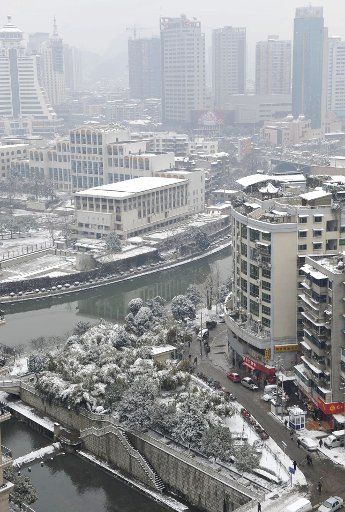 (110118) -- GUIYANG Jan. 18 2011 (Xinhua) -- Buildings and streets covered with snow is seen in Guiyang capital of southwest China\