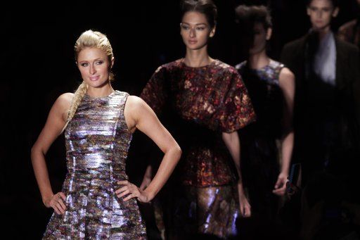 (110129) -- SAO PAULO Jan. 29 2011 (Xinhua) -- U.S. socialite Paris Hilton (1st L) wears a creation by Triton during the Sao Paulo Fashion Week in Sao Paulo Brazil on Jan. 28 2011.(Xinhua\/Agencia Estado) (BRAZIL OUT) (ypf)