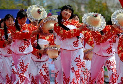 (110308) -- HANZHONG March 8 2011 (Xinhua) -- Female villagers perform in Xixiang County of northwest China\