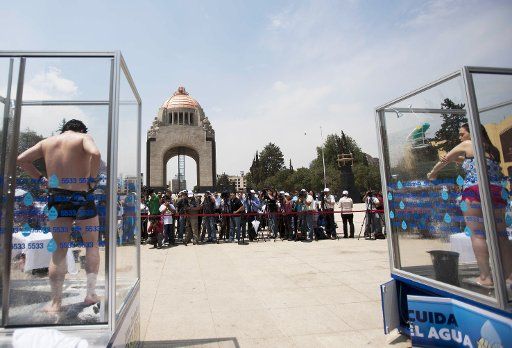 (110316) -- MEXICO CITY March 16 2011 (Xinhua) -- A woman and a man participate in a performance organized by members of the Citizens Counsil of the government of the Federal District to encourage water-saving in Mexico City capital of Mexico ...