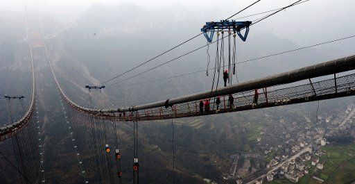 (110318) -- JISHOU March 18 2011 (Xinhua) -- Constructors work at the building site of the long-span Aizhai suspension bridge in Jishou central China\