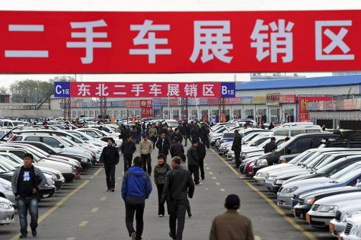 (110423) -- SHENYANG April 23 2011 (Xinhua) -- Car buyers move among secondhand vehicles during the 4th northeast China secondhand auto fair in Shenyang northeast China\
