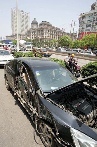 (110426) -- CHANGSHA April 26 2011 (Xinhua) -- A damaged car is seen on a road in Changsha capital of central China\