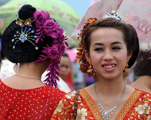 (110413) -- JINGHONG April 13 2011 (Xinhua) -- Women of Dai ethnic group in costume are seen during a celebration of the Dai New Year festival in Xishuangbanna southwest China\