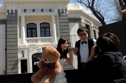 (110414) -- BEIJING April 14 2011 (Xinhua) -- A couple pose for wedding photo in front of "Tsinghua College" at Tsinghua University one of China\