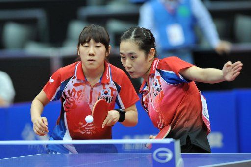(110512) -- ROTTERDAM May 12 2011 (Xinhua) -- Lee Eun Hee (R) and Park Young Sook of South Korea compete during the third round match of women\