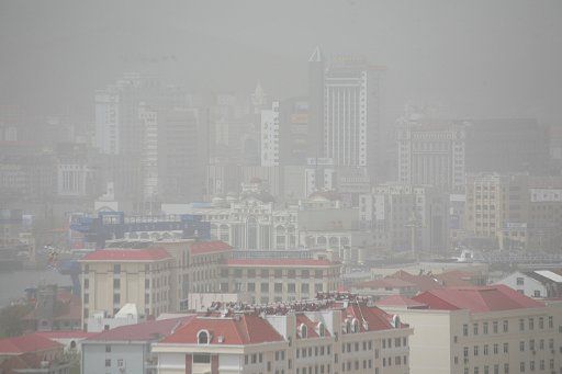 (110513) -- WEIHAI May 13 2011 (Xinhua) -- Buildings are enveloped in floating dust in Weihai east China\