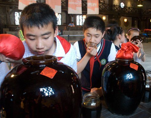 (110517) -- ZHENJIANG May 17 2011 (Xinhua) -- Pupils smell vinegar in a vinegar museum in Zhenjiang east China\