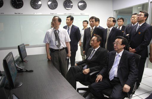 (110618) -- TAIPEI June 18 2011 (Xinhua) -- Guo Gengmao (R front) Governor of central China\