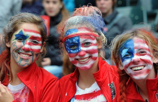 (110713) -- MOENCHENGLADBACH July 13 2011 (Xinhua) -- Supporters of the U.S. react before the semifinal against France at the FIFA Women\