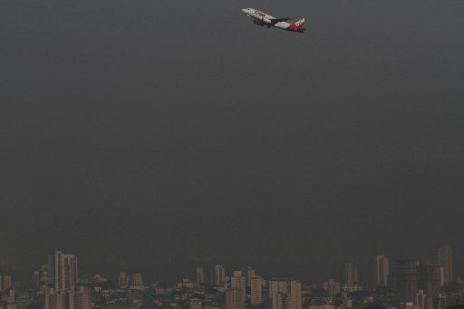 (110715) -- SAO PAULO July 15 2011 (Xinhua) -- Air pollution blocks the view of Sao Paulo downtown Brazil on July 14 2011. (Xinhua\/Luis Cleber\/Agencia Estado) (wn)