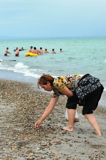 (110715) -- ALTAY July 15 2011 (Xinhua) -- A tourist collects multicoloured stones near the Ulunggur Lake in northwest China\