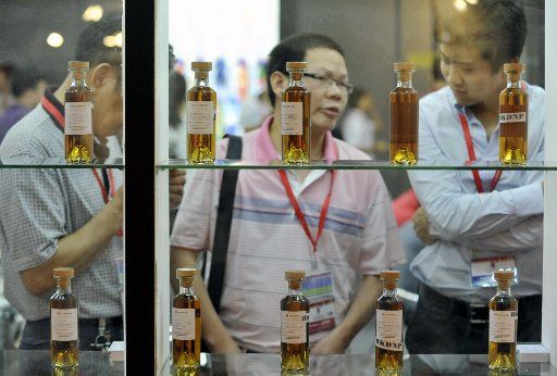 (110626) -- GUANGZHOU June 26 2011 (Xinhua) -- Wholesalers consult about a product at the expo in Guangzhou capital of south China\