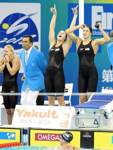 (110728) -- SHANGHAI July 28 2011 (Xinhua) -- Swimmers of the United States celebrate after the final of women\