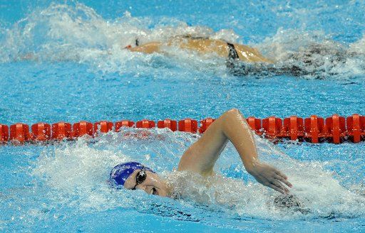 (110730) -- SHANGHAI July 30 2011 (Xinhua) -- Rebecca Adlington (bottom) of Britain competes in the final of women\