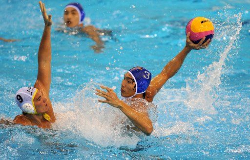 (110720) -- SHANGHAI July 20 2011 (Xinhua) -- Liang Zhongxing (R) of China competes in the preliminary round of men\