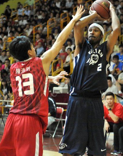 (110721) -- HONG KONG July 21 2011 (Xinhua) -- Rodney Buford (R) of Fu Kien shoots during the Super League basketball match at Southorn Playground in Hong Kong south China July 21 2011. Fu Kien beat SCAA 94-86. (Xinhua\/Lo Ping Fai)