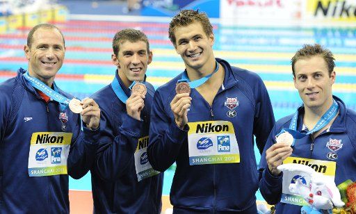 (110724) -- SHANGHAI July 24 2011 (Xinhua) -- Swimmers of the United States attend the awarding ceremony of men\