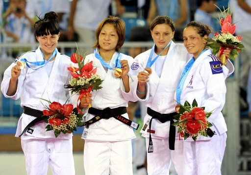 (110816) -- SHENZHEN Aug. 16 2011 (Xinhua) -- Gold medalist Kaori Kondo of Japan (C) silver medalist Kristina Rumyantseva of Russia bronze medalists Violeta Dumitru of Romania and Aurore Climence of France pose for group photos during the ...