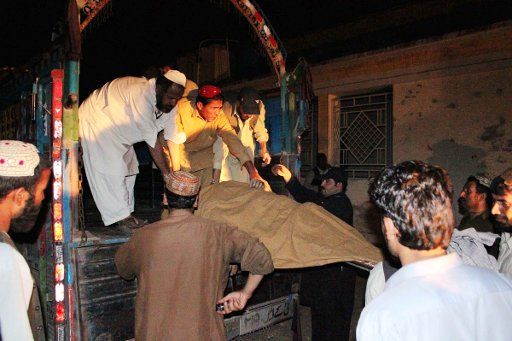 (110819) -- CHAMAN Aug. 19 2011 (Xinhua) -- People transfer a man injured in a car accident to a hospital in southwest Pakistan\