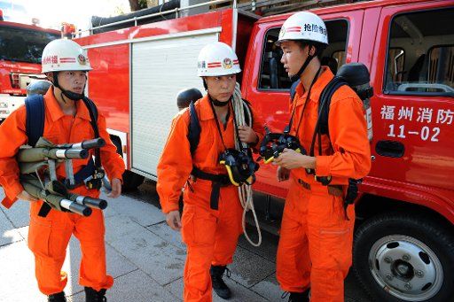 (110819) -- FUZHOU Aug. 19 2011 (Xinhua) -- Firefighters are seen during a fire drill in Fuzhou southeast China\