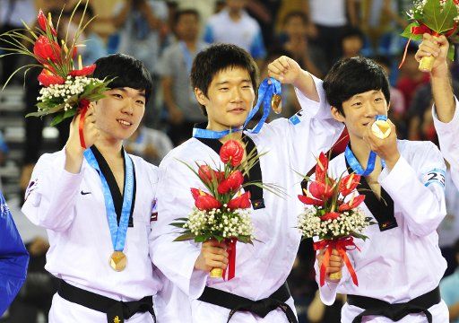 (110819) -- SHENZHEN Aug. 19 2011 (Xinhua) -- An Jae Seong Lee Sang Mok and Jang Jun Hee (from L to R) of South Korea pose during the awarding ceremony of the men\