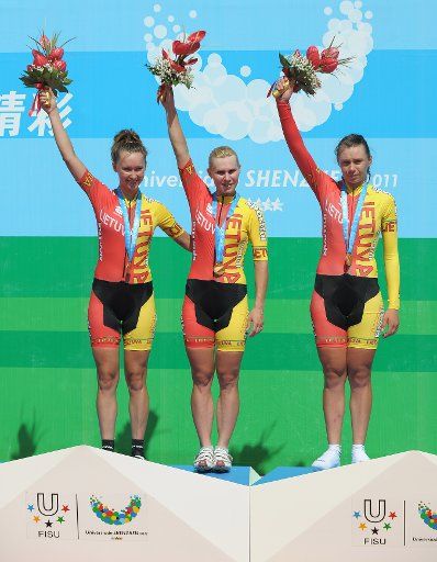 (110820) -- SHENZHEN Aug. 20 2011 (Xinhua) -- Gold medalist Lithuanian team react during the awarding ceremony of women\