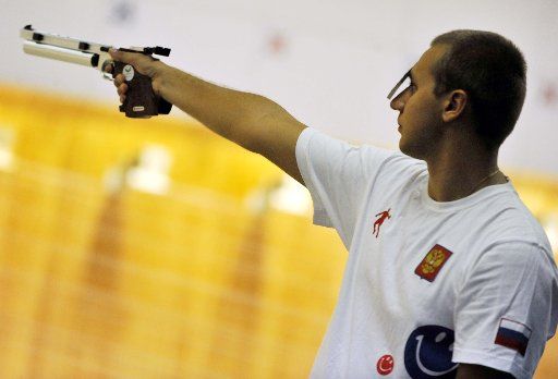 (110820) -- SHENZHEN Aug. 20 2011 (Xinhua) -- Alexey Yaskevich of Russia shoots during the men\