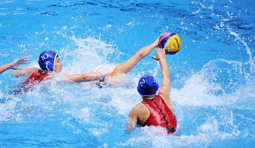 (110822) -- SHENZHEN Aug. 22 2011 (Xinhua) -- Ma Huanhuan (L) and Teng Fei (R) of China compete during the women\